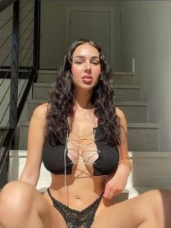 אני בשלב המושלם לחיים לנשים, יודעת בדיוק מה אני אוהבת ומה הגבר צריך. אני אינטליגנטית, מקסימה ואלגנטית מאוד. נשמה של אשה אמיתית, יודעת מה הגברים אוהבים ומציעה לכם חוויה יוצאת דופן שלא שתיתם כמוה.